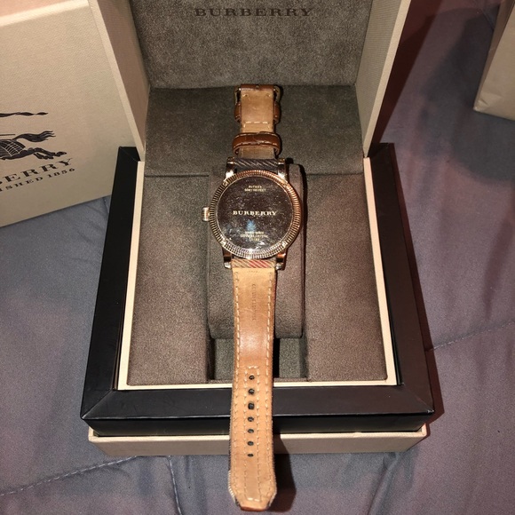 Authentic BURBERRY WOMENS WATCH - Picture 7 of 8